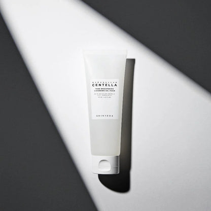 Espuma limpiadora SKIN1004 Tone Brightening Cleansing Gel Foam 125ml en un fondo minimalista.