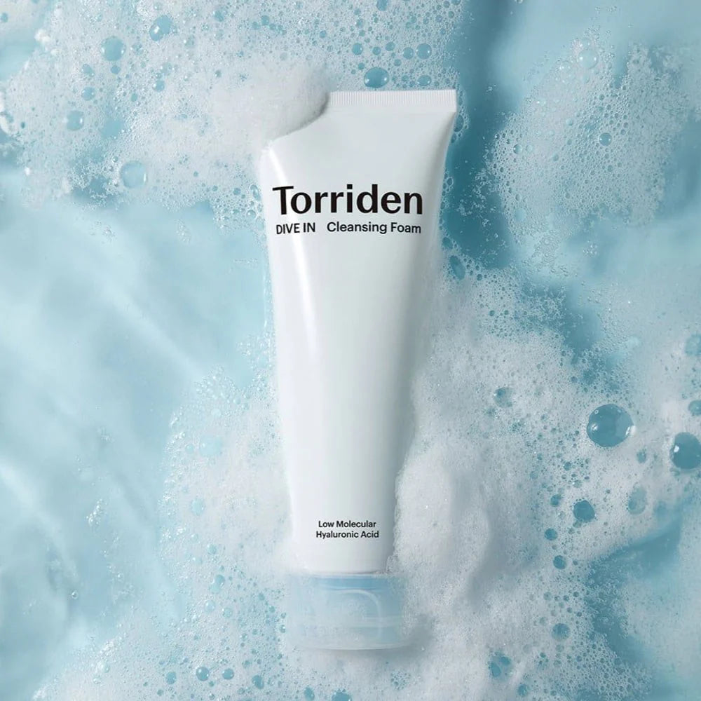 Rutina Coreana Piel Seca Torriden Dive In Cleansing Foam en espuma sobre fondo azul