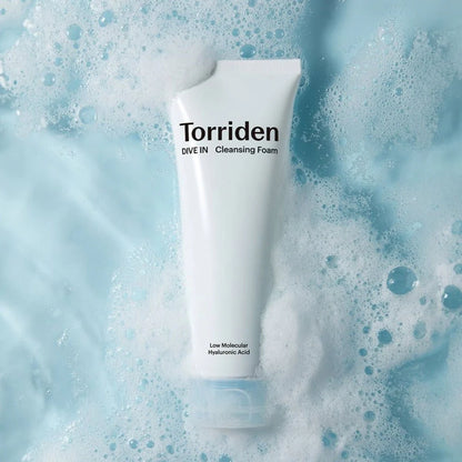 Rutina Coreana Piel Seca Torriden Dive In Cleansing Foam en espuma sobre fondo azul