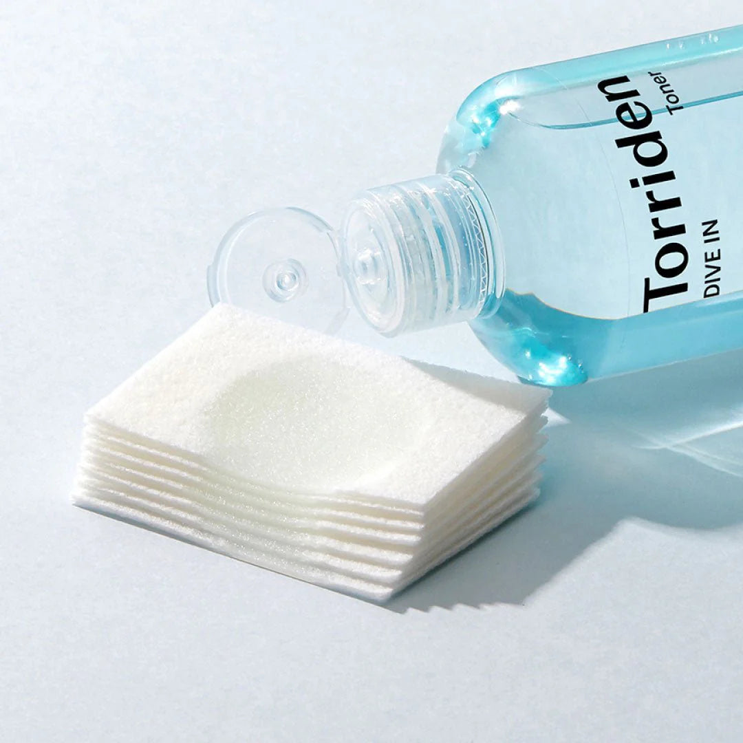 Rutina coreana piel seca kit con tónico Torriden y almohadillas de algodón para cuidado facial.