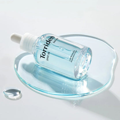 Rutina coreana piel seca Torriden Serum sobre una gota de suero, ideal para piel hidratada.